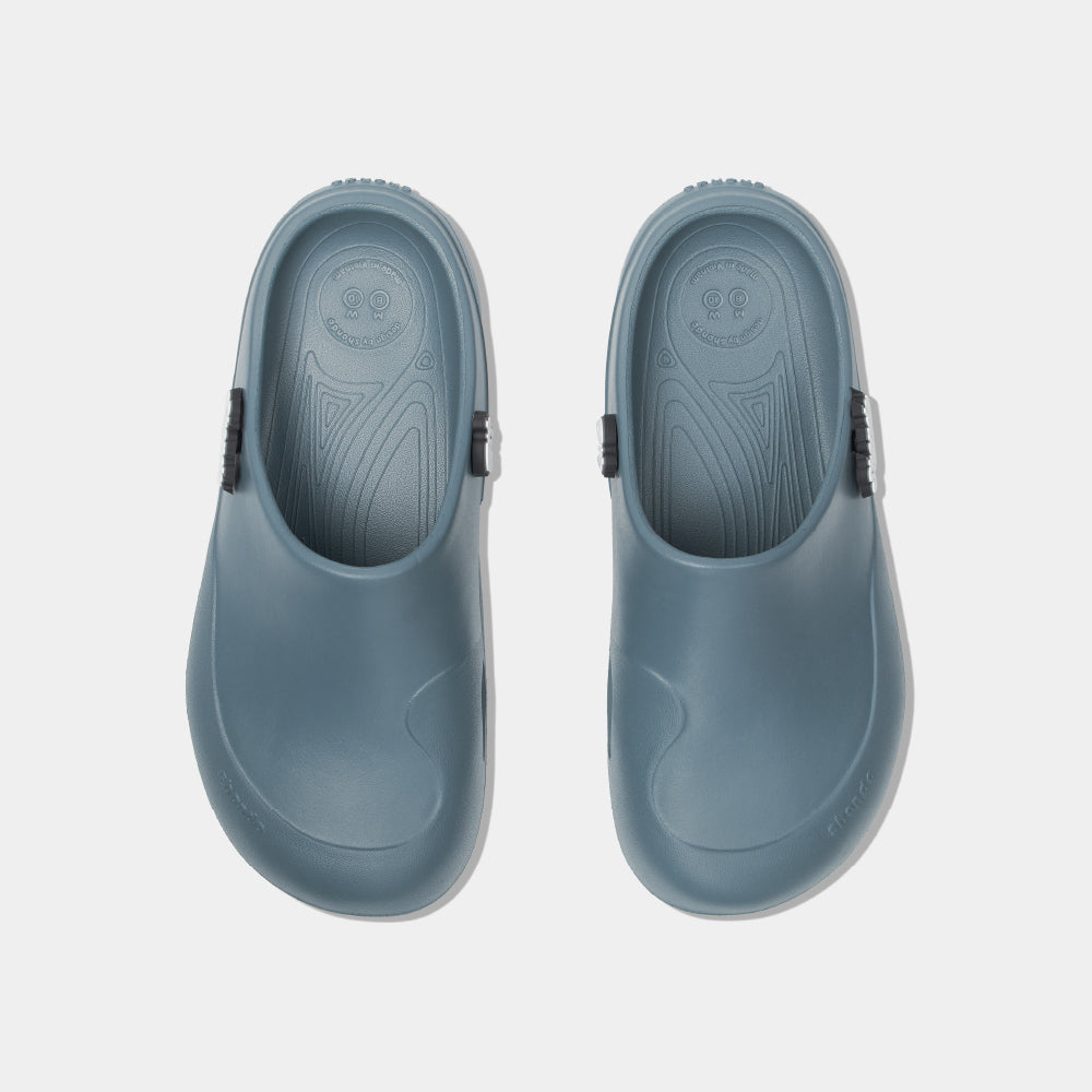 Clog Suke nam nữ nhựa đúc gắn charm xanh dương đậm