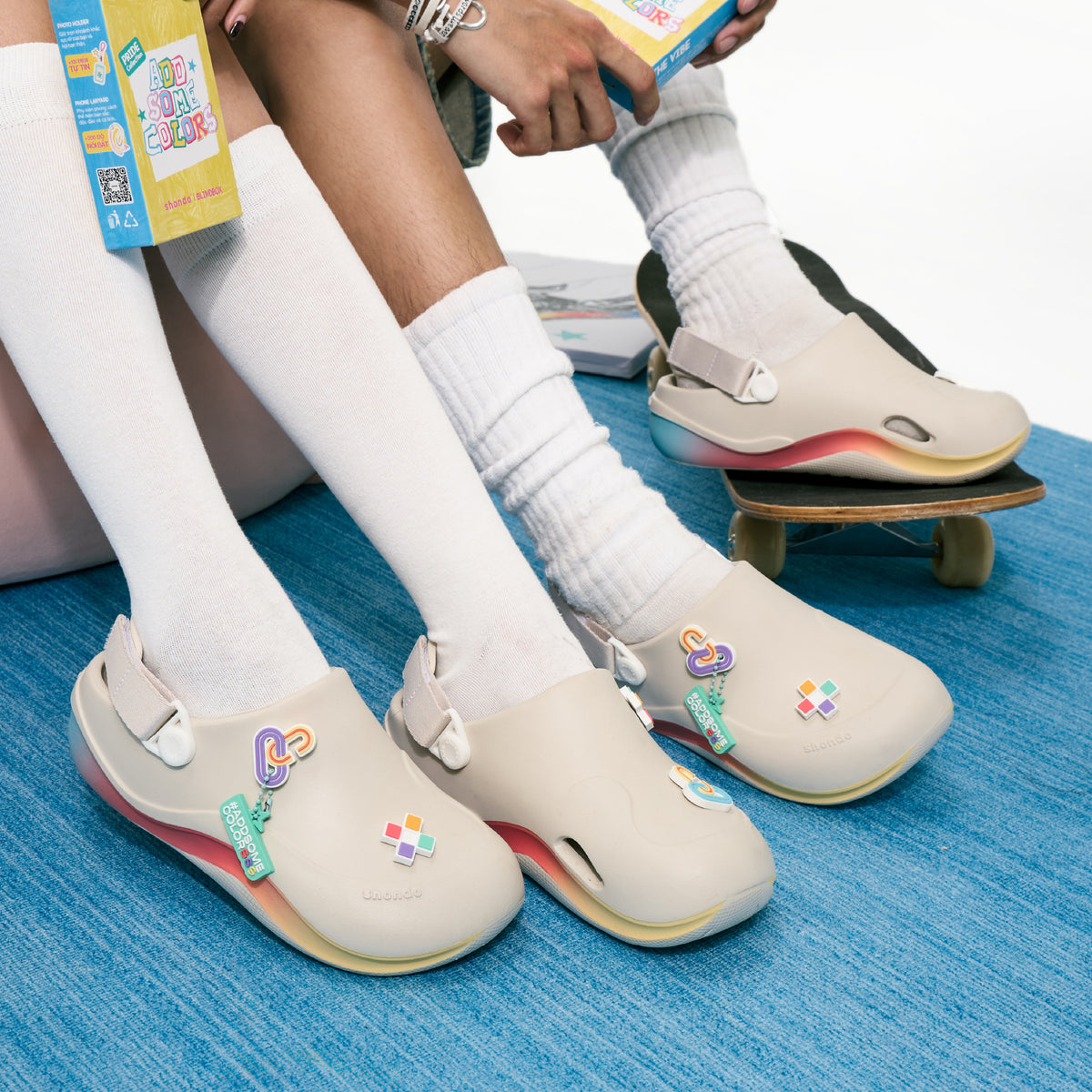 Giày Clog Suke Pride Unisex Cầu Vồng Lục Sắc Trắng Kem