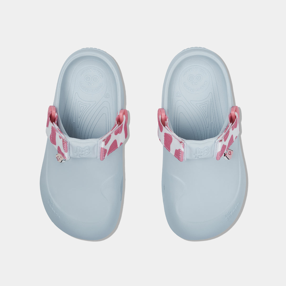 Clog Little Suke bé gái nhựa đúc xanh trời đai bò sữa hồng