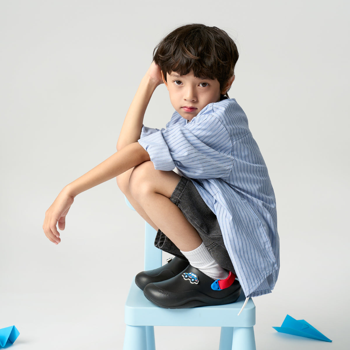 Clog Little Suke bé trai nhựa đúc đen