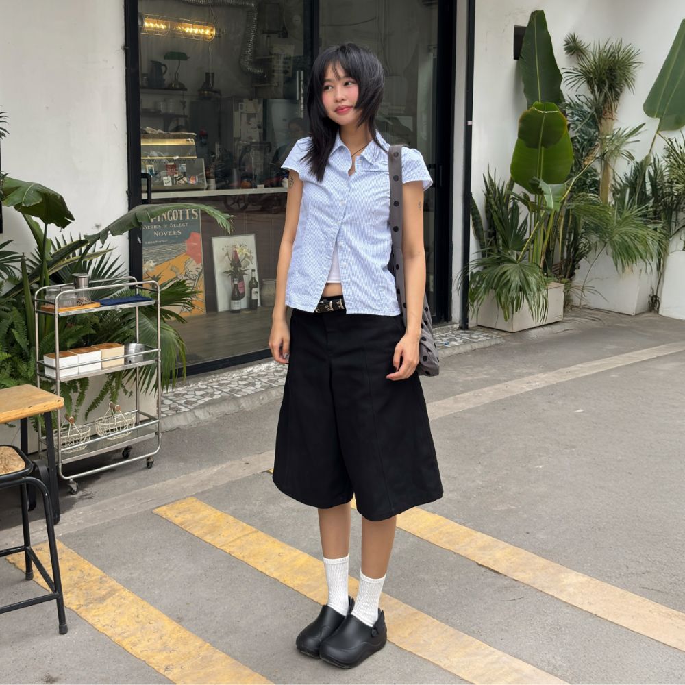 Outfit đường phố cùng quần short đen và clog giúp tôn dáng cho cô nàng thấp bé nhẹ cân