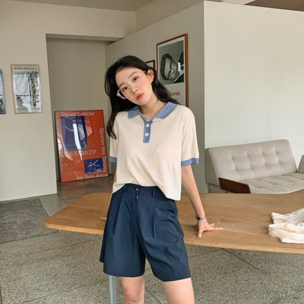 Phối đồ với áo polo nữ trắng viền xanh và quần short, mang vibe dễ thương và thoải mái