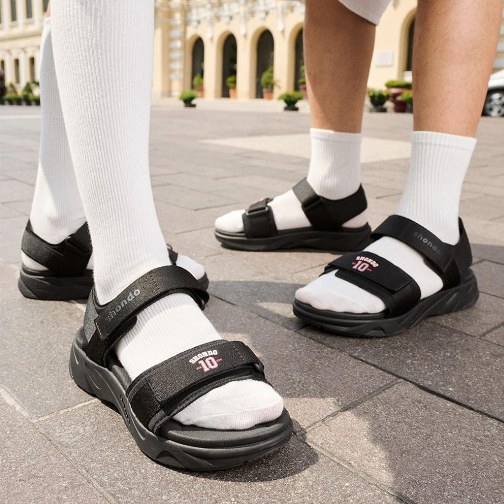 Sandal đen mang tất màu gì