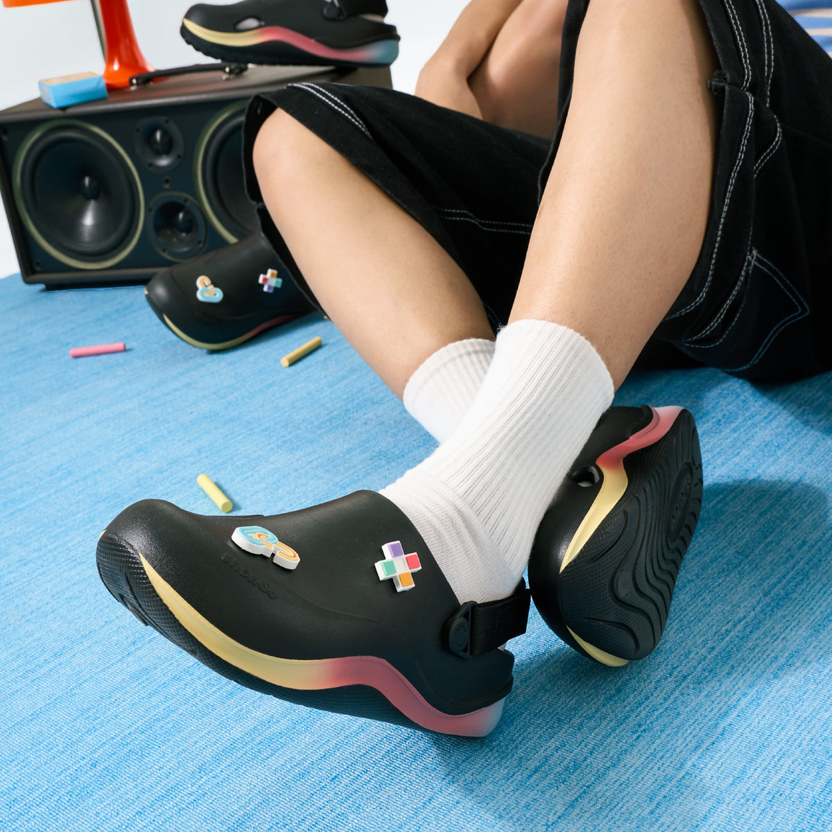 Giày Clog Suke Pride Unisex Cầu Vồng Lục Sắc Đen