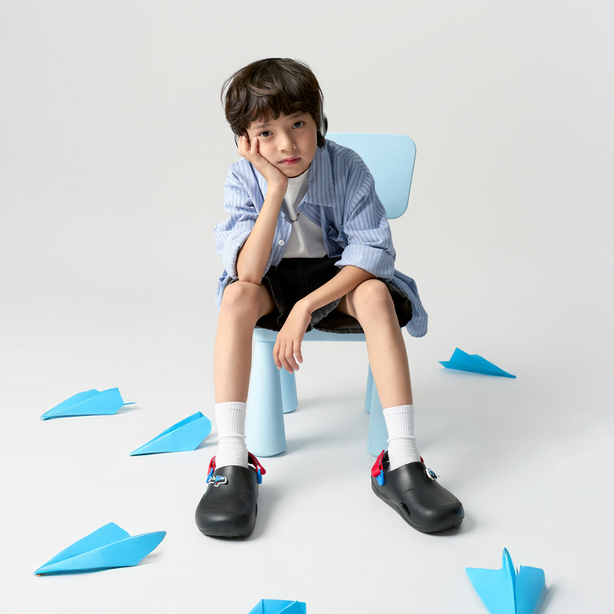 Clog Little Suke bé trai nhựa đúc đen